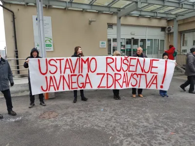Ljubljana, Zdravstveni dom Ljubljana - Moste-Polje PE Polje.<br>Protest iniciative Glas ljudstva pred ZD Ljubljana - Moste-Polje PE Polje.<br>Foto: STA