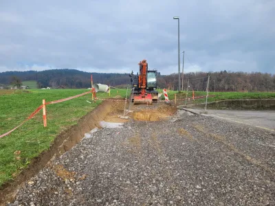 Ljubljančan je za gradnjo na Dolniški cesti izvedele šele, ko je tam zagledal stroje in zapičene količke. Foto: Bralec