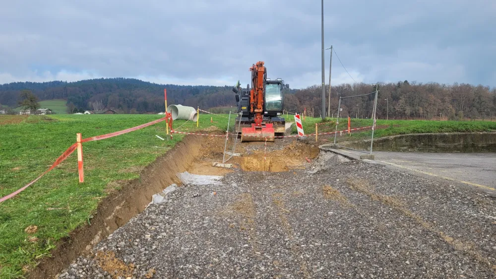Ljubljančan je za gradnjo na Dolniški cesti izvedele šele, ko je tam zagledal stroje in zapičene količke. Foto: Bralec