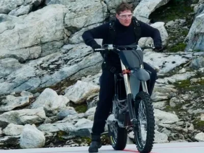 Tom Cruise je posnel spektakularen kader, med katerim je z motorjem zapeljal v prepad. F instagram