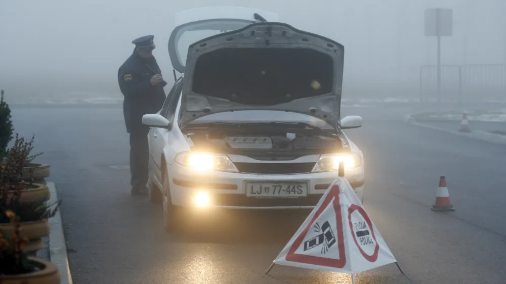 Policija - prometna nesreča - kontrola prometa - meglaKongresni center Brdo//FOTO: Luka CjuhaOPOMBA: ZA OBJAVO V ČASOPISU DNEVNIK