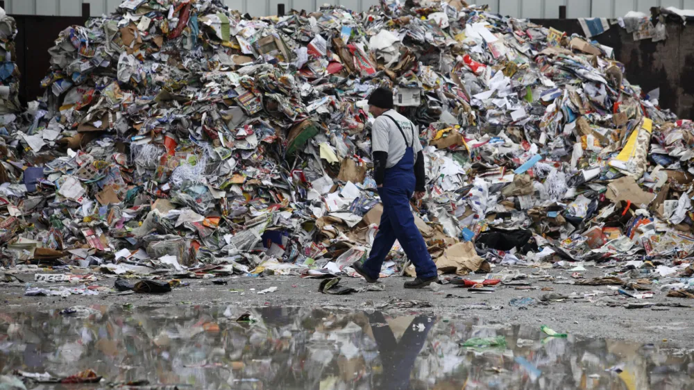 - Papir servis d.o.o. družba za ravnanje z odpadki, Pod ježami 3, reciklaža - plastika - plastenke ///FOTO: Luka Cjuha