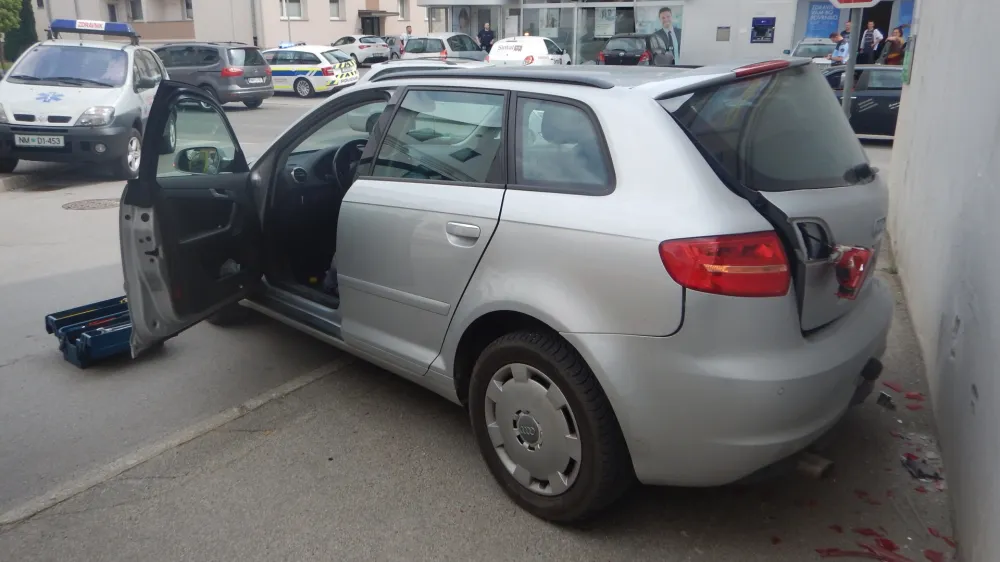 Že res, da imajo starejši vozniki dolgoletne izkušnje, a je promet vse gostejši in bolj zapleten zaradi novih in novih predpisov in sprememb cestne infrastrukture, zato so pogosteje soočeni s težavami. Foto: PU Novo mesto 