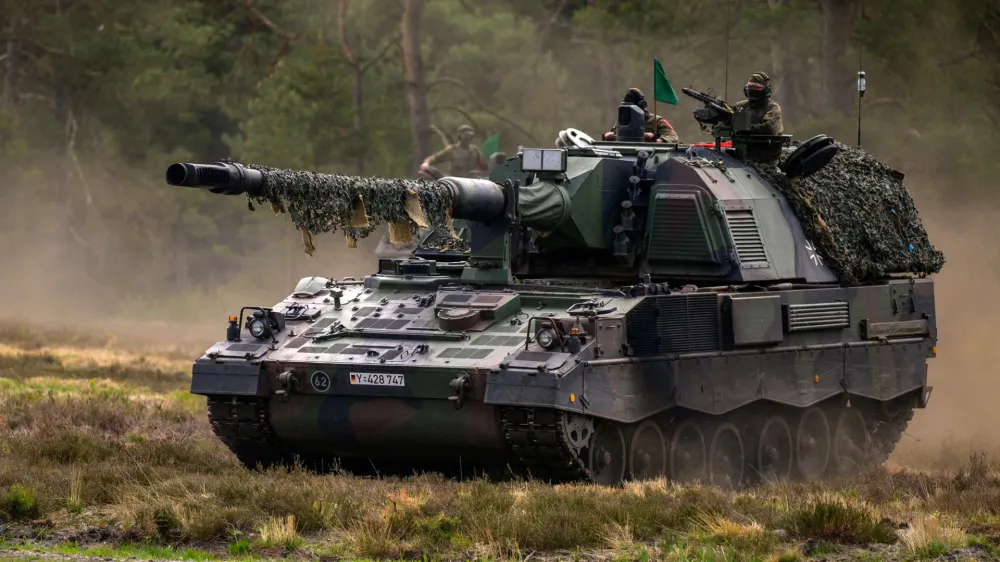 FILED - 10 May 2022, Munster: A self-propelled howitzer 2000 (PzH 2000) of the Bundeswehr (German Armed Forces) circulates during maneuvers near the city of Munster. Photo: Philipp Schulze/dpa
