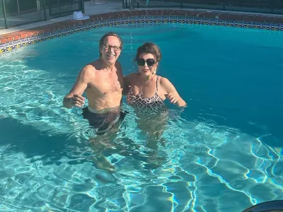 Joan Collins, zvezdnica kultne telenovele iz 80. let prejšnjega stoletja Dinastija, v kateri je igrala spletkarsko Alexis, je danes stara 89, te dni pa je ob praznovanju božiča pokazala, da je še vedno v odlični formi. Na družbenih omrežkih je objavila fotografije z zabave na Beverly Hillsu, kjer si je za kopanje v bazeni izbrala enodelne kopalke z leopardjim vzorcem in razkrila izjemno postavo. Fotografija, na kateri je z možem Percyjem Gibsonom, ki je od nje mlajši 32 let