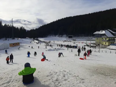 Na zasneženem Rudnem polju so poleg priljubljenega sankali&scaron;ča za najmlaj&scaron;e urejene tudi teka&scaron;ke proge.