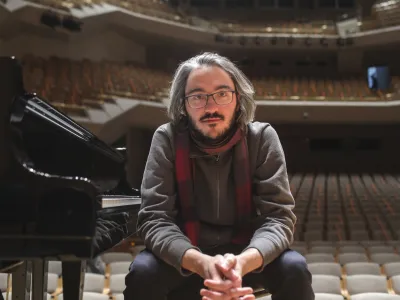 Alexander Gadžijev, slovensko-italijanski pianist, je leto&scaron;nji nagrajenec Pre&scaron;ernovega sklada za koncertne dosežke zadnjih treh let.&nbsp;