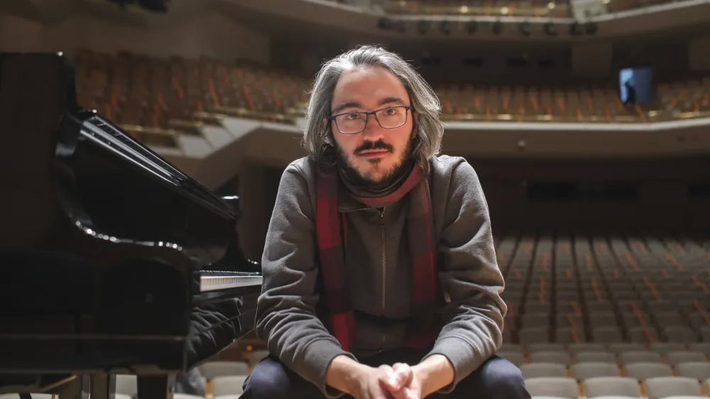 Alexander Gadžijev, slovensko-italijanski pianist, je leto&scaron;nji nagrajenec Pre&scaron;ernovega sklada za koncertne dosežke zadnjih treh let.&nbsp;