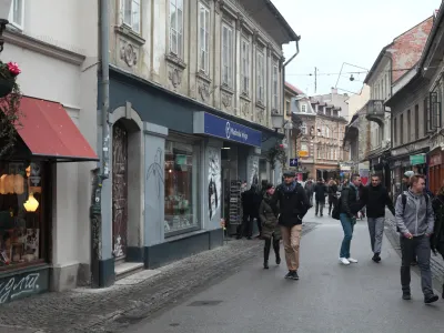 ﻿- 30.12.2015 - Trubarjeva ulica, knjigarna.   ///FOTO: Luka Cjuha.