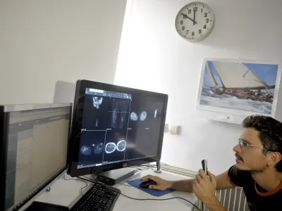 - ilustrativna fotografijazdravstvene preiskave, radiologija, narekovanje diagnoze s pomočjo računalnika, izvid, diagnoza- Klinični inštitut za radiologijo UKC v Ljubljani ob mednarodnem dnevu radiologije predstavili nove metode zdravljenja;//FOTO: Tomaž Zajelšnik