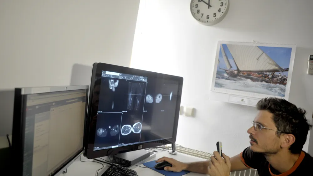 - ilustrativna fotografijazdravstvene preiskave, radiologija, narekovanje diagnoze s pomočjo računalnika, izvid, diagnoza- Klinični inštitut za radiologijo UKC v Ljubljani ob mednarodnem dnevu radiologije predstavili nove metode zdravljenja;//FOTO: Tomaž Zajelšnik