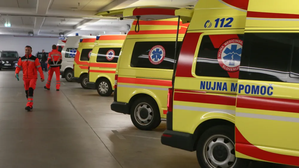 simbolična fotografija - nujna medicinska pomoč - re&scaron;evalno vozilo - re&scaron;ilec<br><br><br>- 25.09.2018 - Kirur&scaron;ka klinika UKC Ljubljana - Urgentni kirur&scaron;ki blok - urgenca - reanimacijski prostor &ndash; ogled simulacije na mestu dejanskega sprejema politravmnatiziranega po&scaron;kodovanca //FOTO: Luka Cjuha.