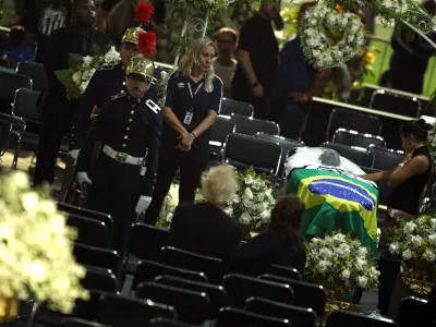 Soccer Football - Death of Brazilian soccer legend Pele - Vila Belmiro Stadium, Santos, Brazil - January 2, 2023 SENSITIVE MATERIAL. THIS IMAGE MAY OFFEND OR DISTURB Brazilian soccer legend Pele is seen in his casket, on the pitch of his former club Santos' Vila Belmiro stadium REUTERS/Carla Carniel