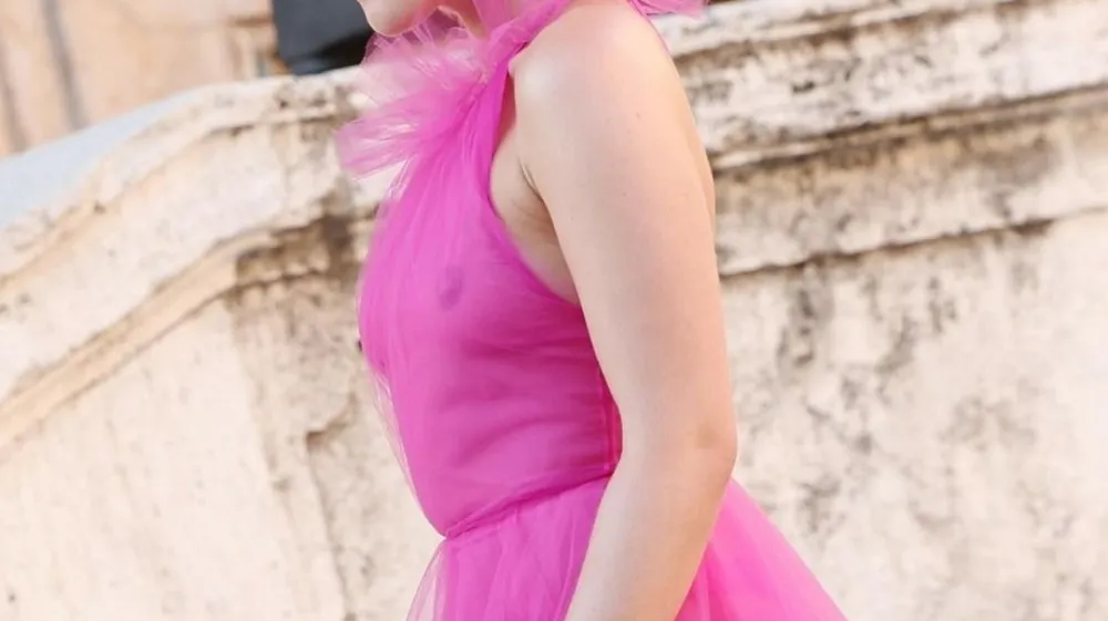 Florence Pugh je revijo modne hiše Valentino na Španskih stopnicah spremljala v prosojni obleki z ovratnikom v barvi fuksije in brez nedrčka. F Instagram