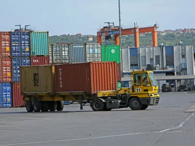 ﻿- logistika - - 11.04.2017 - Luka Koper, pristaniški in logistični sistem, d.d., mednarodno tovorno koprsko pristanišče, - pretovarjanje, skladiščenje in transport - //FOTO: Tomaž Skale