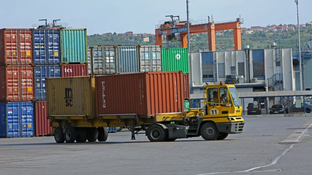 ﻿- logistika - - 11.04.2017 - Luka Koper, pristaniški in logistični sistem, d.d., mednarodno tovorno koprsko pristanišče, - pretovarjanje, skladiščenje in transport - //FOTO: Tomaž Skale