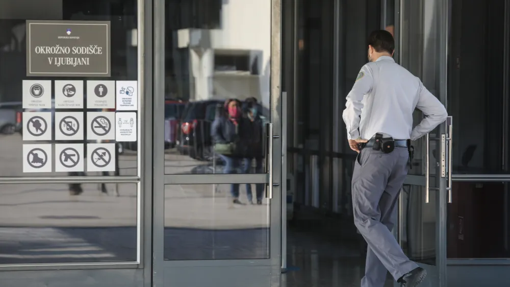 Okrajno sodi&scaron;če Ljubljana- 15.04.2020 &ndash; Gospodarsko razstavi&scaron;če - Sojenje zaradi zavarovalni&scaron;ke goljufije - V treh letih naj bi 30 ljudi v kar 99 primerih prijavilo lažne &scaron;kodne dogodke na avtih, zaradi česar jih tožilstvo preganja zaradi zavarovalni&scaron;ke goljufije. Zavarovalnico Triglav naj bi o&scaron;kodovali za okoli 150.000 evrov. - //FOTO. Luka Cjuha