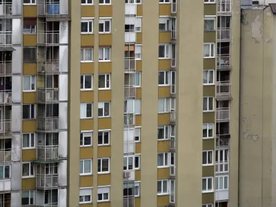 Cene stanovanj na dobrih lokacijah, kjer je povpraševanje visoko, se morda ne bodo zniževale, če pa bo kdo želel prodati starejše stanovanje, denimo v starem bloku brez dvigala v Šiški, ga bo moral poceniti, je dejal nepremičninski posrednik Alen Komić iz podjetja ABC nepremičnine. Fotografija je simbolična. Foto: Luka Cjuha 
