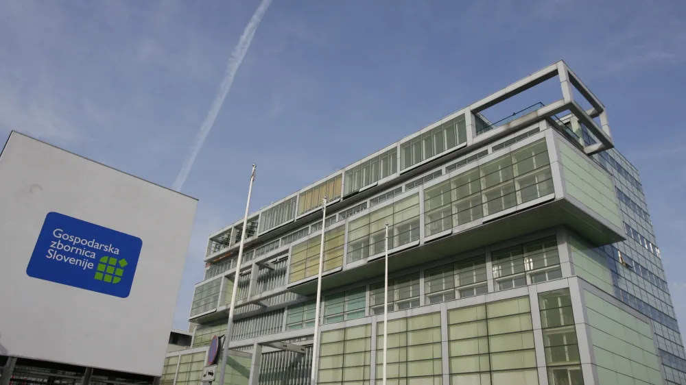 - Gospodarska zbornica Slovenije (GZS), stavba -- predstavili novo ponudbo produktov in storitev GZS ter spremenjeno celostno podobo// FOTO: Luka CjuhaOPOMBA: ZA OBJAVO V ČASOPISU DNEVNIK