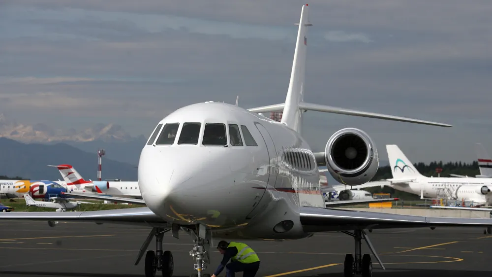 Slovensko protokolarno letalo falcon 2000EX po več kot pol leta, odkar je prenehala najemna pogodba v ZDA, pristalo na letališču Brnik.- Letalo je priletelo iz švicarskega Basla, kjer je bilo na temeljitem remontu po štirih letih najema, cena remonta pa naj bi bila nekaj 100.000 evrov///FOTO: Luka CjuhaOPOMBA: ZA OBJAVO V ČASOPISU DNEVNIK