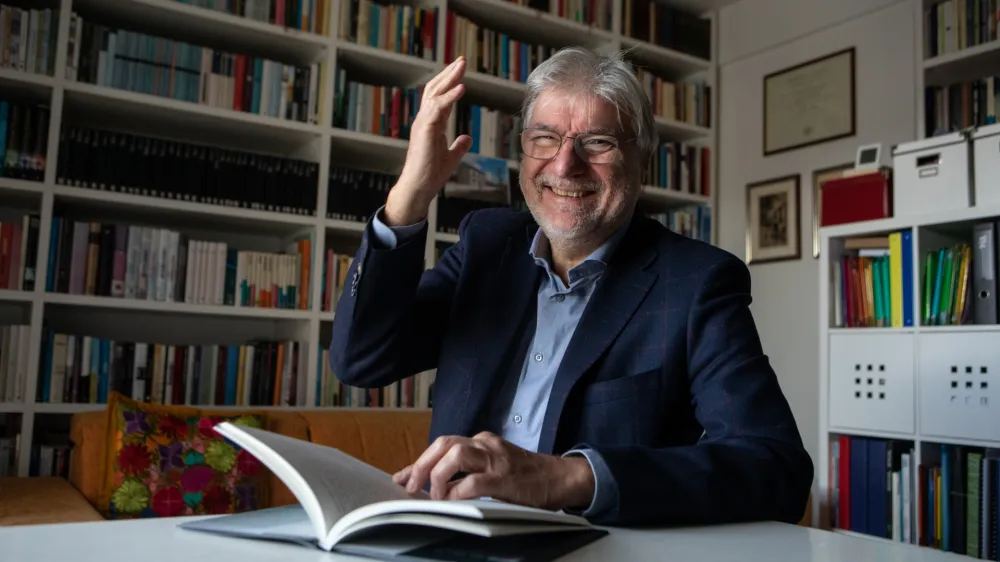 Du&scaron;an Jelinčič, prejemnik nagrade Pre&scaron;ernovega sklada.