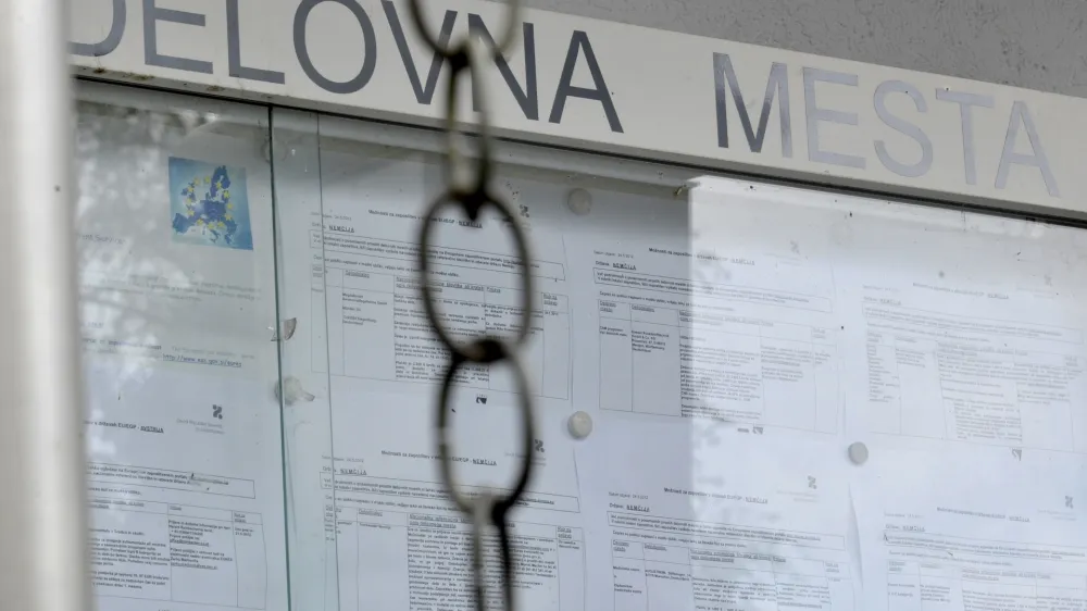 - ilustrativna fotografijabrezposelnost,kriza, pomanjkanje delovnih mest, evropska unija, EU, Evropa- Zavod RS za zaposlovanje, oglasna tabla - prosta delovna mesta, Parmova ulica 32 //FOTO: Tomaž Zajelšnik