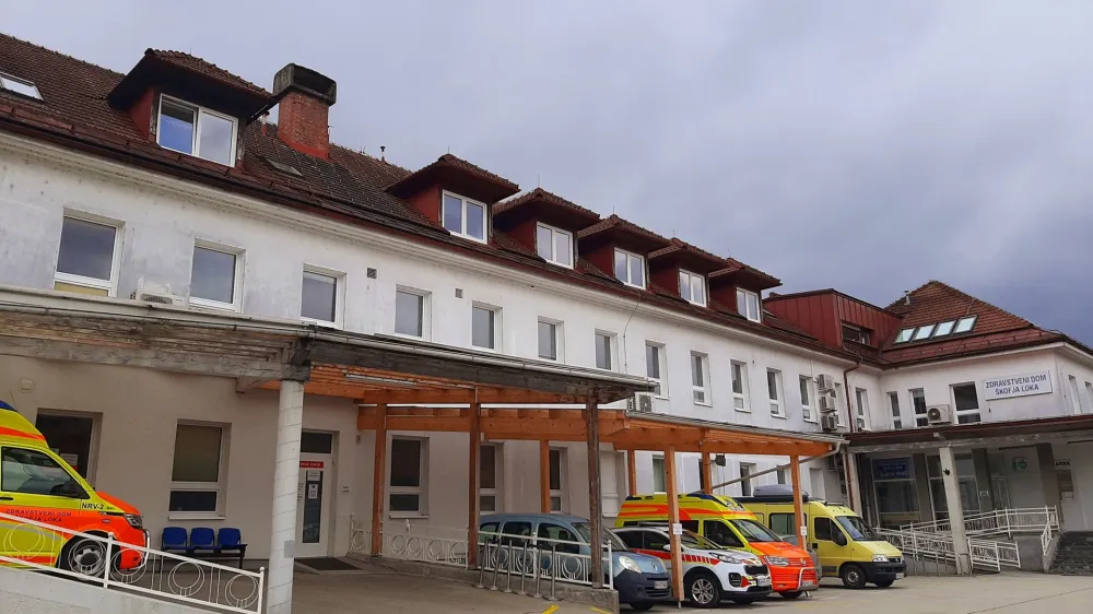 Preobremenjenost oddelka pediatrije se v Zdravstvenem domu &Scaron;kofja Loka vleče že dlje časa. Po lanskem odhodu zdravnice so za 6400 otrok skrbele le &scaron;e tri pediatrinje.