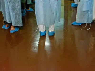 ﻿- simbolična fotografija - zdravstvo - UKC univerzitetni klinični center Ljubljana, zdravstvo,zdravstveni sistem,medicina,zaščitna oprema obleka - medicinske sestre - pacienti - bolnikioblačila,sterilizacija,sterilnost,higiena//FOTO: Tomaž Zajelšnik