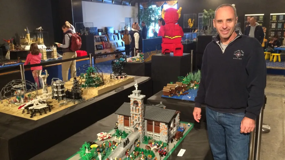 Vedran &Scaron;ubic ob svoji lego stvaritvi Plečnikove cerkve