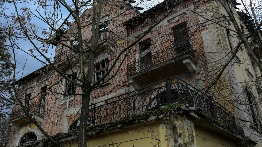 Če bo mestni svet potrdil predlog lokacijske preveritve, bodo ostanke starega Bellevueja lahko podrli. Toda glavno hotelsko stavbo bo družba investitorica morala zgraditi v gabaritih in podobi prvotne stavbe, ki je pod spomeniško zaščito.
Foto: Jaka Gasar 