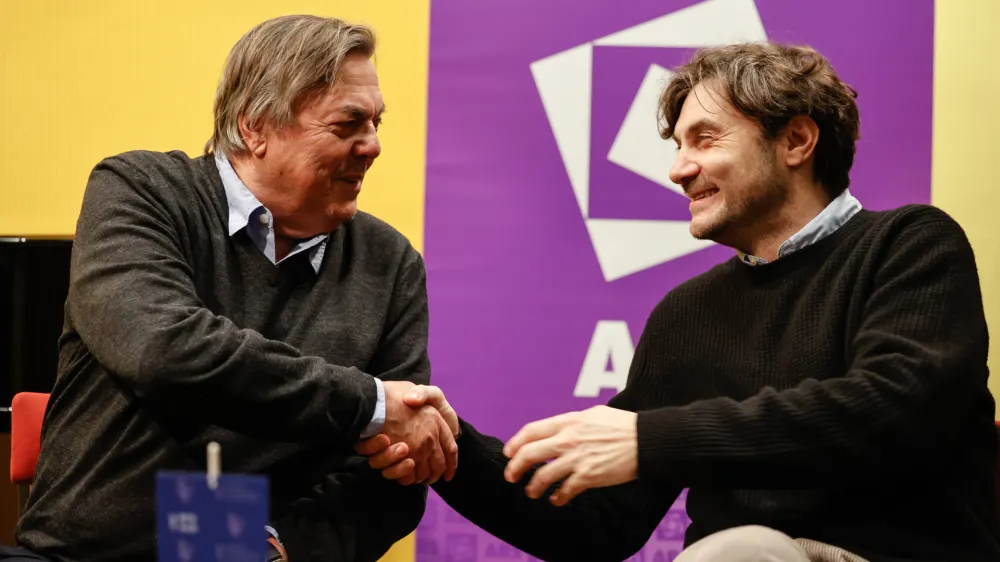 Igralcu Branku Jordanu (na desni) je bilo sodelovanje pri nastajanju nove zvočne knjige v čast, saj je velik oboževalec zgodb, kot jih pripoveduje Drago Jančar (na levi). Foto: STA