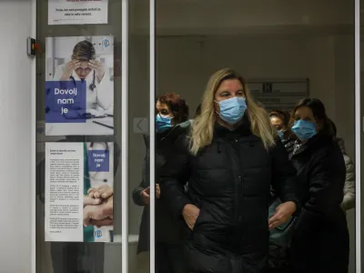 - plakat stavka zdravnikov - sindikat Fides je za 11. januar napovedal enodnevno opozorilno stavko- sprejem novih pacientov – vrsta do dveh novih zdravnic, ki bosta sprejeli 2.500 pacientov, - 06.01.2023 - Zdravstveni dom ZD Bežigrad, Kržičeva ulica 10 v Ljubljani //FOTO: Luka Cjuha