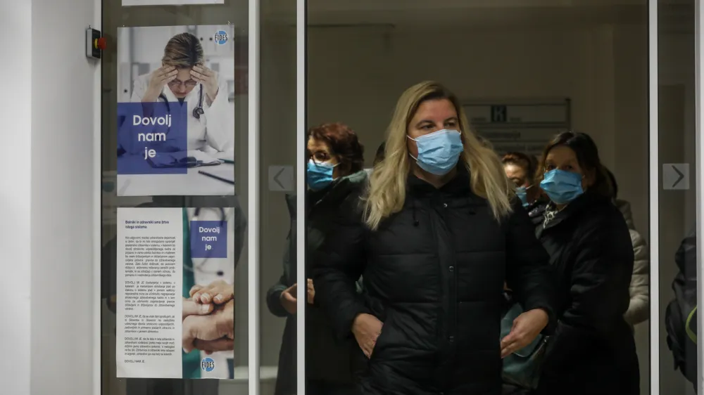 - plakat stavka zdravnikov - sindikat Fides je za 11. januar napovedal enodnevno opozorilno stavko- sprejem novih pacientov – vrsta do dveh novih zdravnic, ki bosta sprejeli 2.500 pacientov, - 06.01.2023 - Zdravstveni dom ZD Bežigrad, Kržičeva ulica 10 v Ljubljani //FOTO: Luka Cjuha