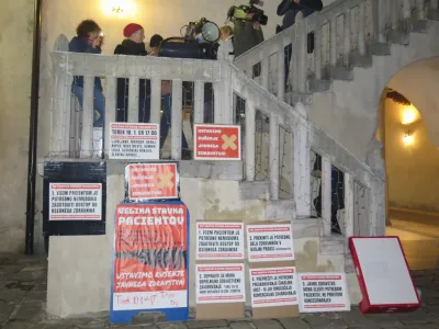 Koper, Titov trg.<br>V organizaciji civilne iniciative Glas ljudstva je na Titovem trgu v Kopru potekala velika stavka pacientov, ki jo pripravljajo v okviru kampanje Ustavimo rusenje javnega zdravstva.
