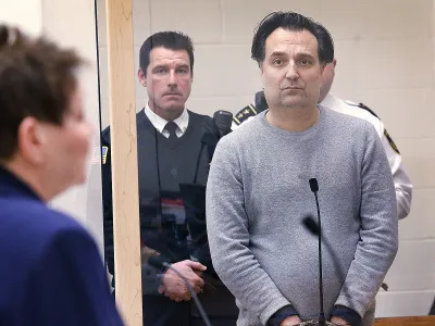 Brian Walshe ni priznal krivde glede oviranja policijske preiskave. Tožilstvo mu očita, da je lagal in zavajal preiskovalce.&nbsp;