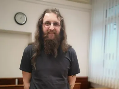 Žana Lampreta je obisk in&scaron;pektorja v njegovem lokalu lani tako ujezil, da se je nadenj spravil s teleskopsko palico. Na sodi&scaron;ču je priznal, da njegovo ravnanje ni bilo primerno.<br><br>