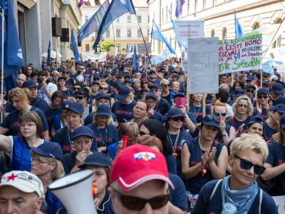 ﻿- 20.06.2017 - protestni shod pred Vlado RS - najslabše plačani javni uslužbenci zahtevali zvišanje plač - protest delavk in delavcev iz plačne skupine J ter pomočnic in pomočnikov vzgojiteljic in vzgojiteljev/FOTO: Matjaž Rušt
