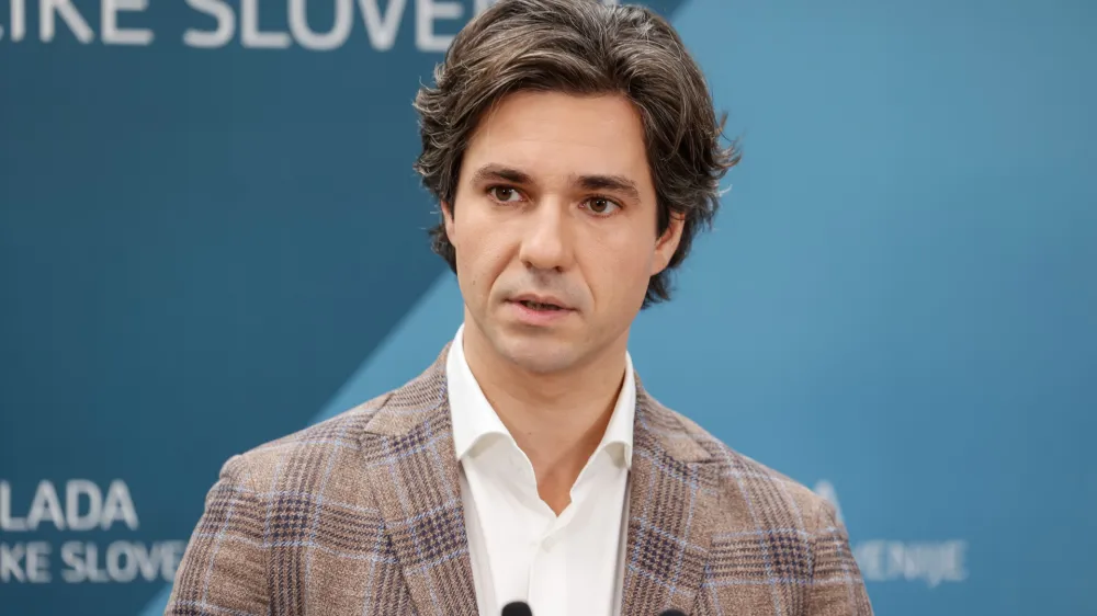 Ljubljana, vlada.<br>Novinarska konferenca po seji vlade.<br>Minister za delo, druzino, socialne zadeve in enake moznosti Luka Mesec.