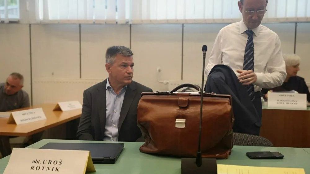 Uro&scaron; Rotnik in odvetnik Mitja Jelenič Novak na sojenju, 26.8.