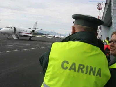 Slovensko protokolarno letalo falcon 2000EX po več kot pol leta, odkar je prenehala najemna pogodba v ZDA, pristalo na letališču Brnik. Carina - carinik - - Letalo je priletelo iz švicarskega Basla, kjer je bilo na temeljitem remontu po štirih letih najema, cena remonta pa naj bi bila nekaj 100.000 evrov///FOTO: Luka CjuhaOPOMBA: ZA OBJAVO V ČASOPISU DNEVNIK