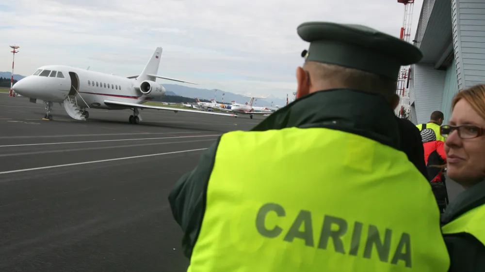 Slovensko protokolarno letalo falcon 2000EX po več kot pol leta, odkar je prenehala najemna pogodba v ZDA, pristalo na letališču Brnik. Carina - carinik - - Letalo je priletelo iz švicarskega Basla, kjer je bilo na temeljitem remontu po štirih letih najema, cena remonta pa naj bi bila nekaj 100.000 evrov///FOTO: Luka CjuhaOPOMBA: ZA OBJAVO V ČASOPISU DNEVNIK