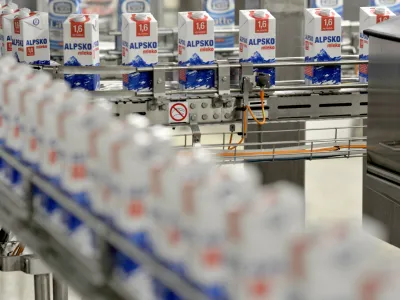 - ilustrativna fotografija mleko, alpsko mleko, embalaža, tetrapak, proizvodnja, tekoči trak - Ljubljanske mlekarne, mlekarska industrija, d.d. Tolstojeva 63, proizvodnja - ogled prenovljenega obrata   //FOTO: Tomaž Zajelšnik