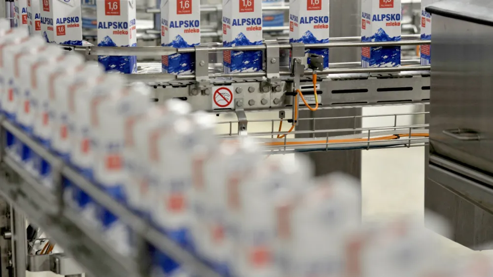 - ilustrativna fotografija mleko, alpsko mleko, embalaža, tetrapak, proizvodnja, tekoči trak - Ljubljanske mlekarne, mlekarska industrija, d.d. Tolstojeva 63, proizvodnja - ogled prenovljenega obrata   //FOTO: Tomaž Zajelšnik