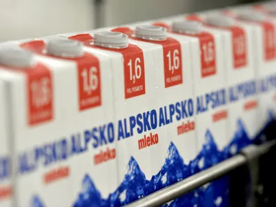 - ilustrativna fotografija mleko, alpsko mleko, embalaža, tetrapak, proizvodnja, tekoči trak - Ljubljanske mlekarne, mlekarska industrija, d.d. Tolstojeva 63, proizvodnja - ogled prenovljenega obrata   //FOTO: Tomaž Zajelšnik