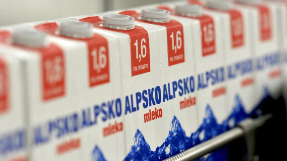 - ilustrativna fotografija mleko, alpsko mleko, embalaža, tetrapak, proizvodnja, tekoči trak - Ljubljanske mlekarne, mlekarska industrija, d.d. Tolstojeva 63, proizvodnja - ogled prenovljenega obrata   //FOTO: Tomaž Zajelšnik