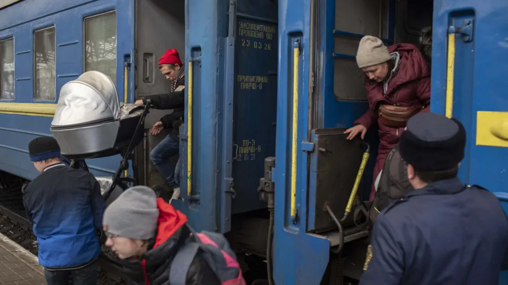 Ukrajinski begunci bodo 4. marca dobili nove izkaznice za še eno leto. Politika medtem zanje išče bolj vzdržne rešitve. Fotografija prikazuje begunce ob začetku vojne v Ukrajini.