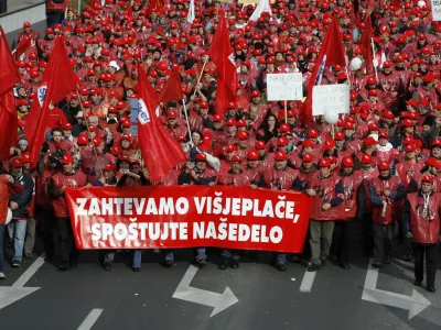 transparent - Zahtevamo vi&scaron;je plače, spo&scaron;tujte na&scaron;e delo - <br><br><br>- Delavske demonstracije v Ljubljani -17.11.2007 - udeležilo okoli 70.000 protestnikov- protestni shod pripravilo &scaron;est sindikalnih central, da bi pri delodajalcih prebudili pripravljenost na dogovor o dvigu plač in spremembi plačne politike;//FOTO: Luka CjuhaOPOMBA: ZA OBJAVO V ČASOPISU DNEVNIK 