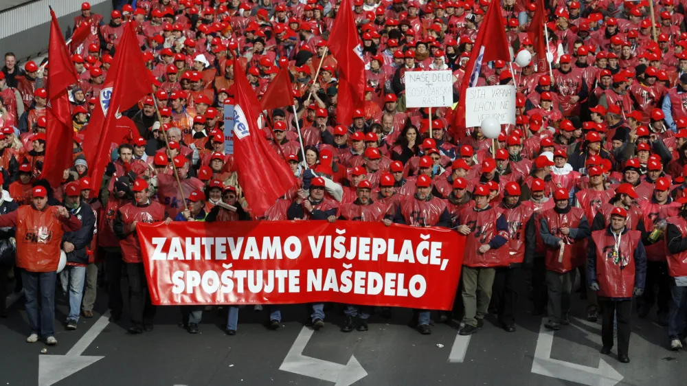 transparent - Zahtevamo vi&scaron;je plače, spo&scaron;tujte na&scaron;e delo - <br><br><br>- Delavske demonstracije v Ljubljani -17.11.2007 - udeležilo okoli 70.000 protestnikov- protestni shod pripravilo &scaron;est sindikalnih central, da bi pri delodajalcih prebudili pripravljenost na dogovor o dvigu plač in spremembi plačne politike;//FOTO: Luka CjuhaOPOMBA: ZA OBJAVO V ČASOPISU DNEVNIK 