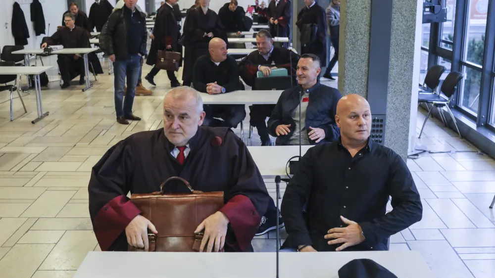 &nbsp;

Člani združbe, imenovane Balkanski bojevnik, so nenadoma vsi po vrsti priznali zločine. Tudi domnevni vodja Dragan To&scaron;ić (na fotografiji ob odvetniku Janezu Ko&scaron;čaku). S tožilstvom so se pogodili za kazni, ki pa so jih že odsedeli.