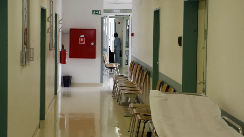 - zdravstvo - Zdravstveni dom Vič - čakalnica - Splo&scaron;na stavka dela javnega sektorja 2012 zaradi varčevalnih ukrepov vlade - sodelovalo med 80.000 in 90.000 javnih uslužbencev v dejavnostih &scaron;olstva, vzgoje, zdravstva, socialnega varstva, policije in veterine. protest-javni uslužbenci //FOTO: Bojan Velikonja